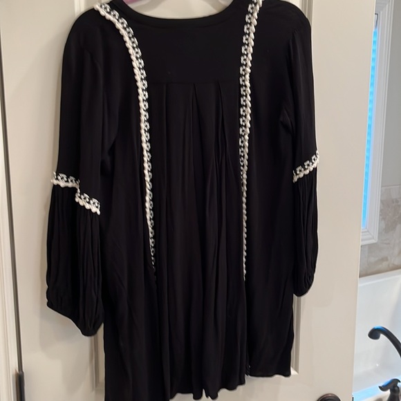 Ivy Jane black top, runs bigger than XS. - Picture 3 of 3